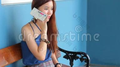 泰国成人美女接电话微笑。
